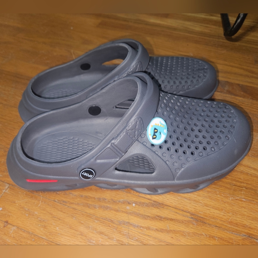 Gray Lightweight Slip-On Clogs Size 45 Croc Like